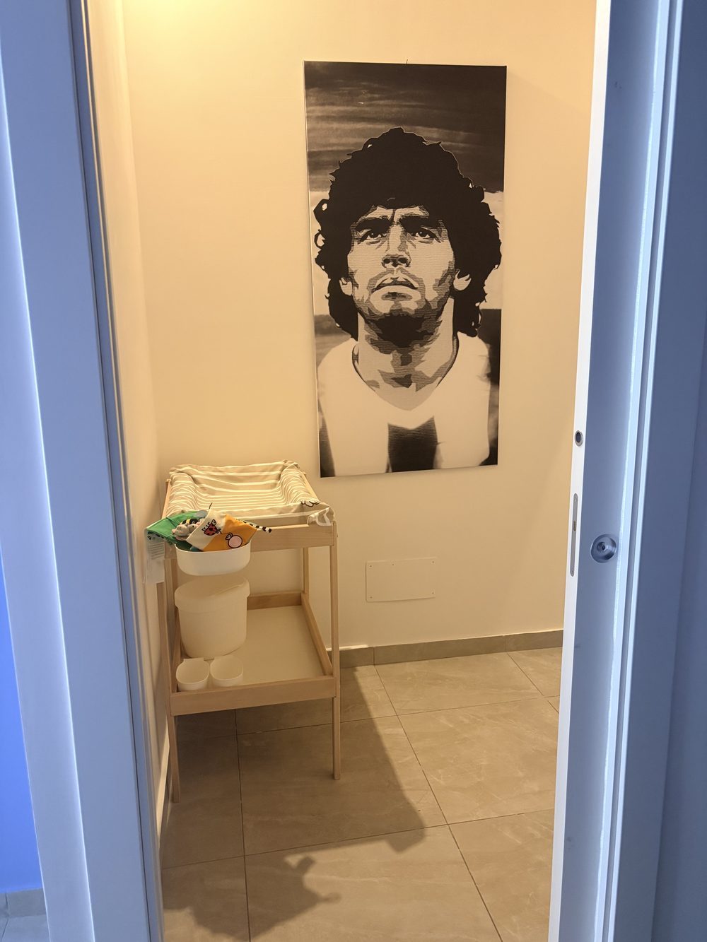 Fasciatoio in legno con mensola e prodotti per bambini