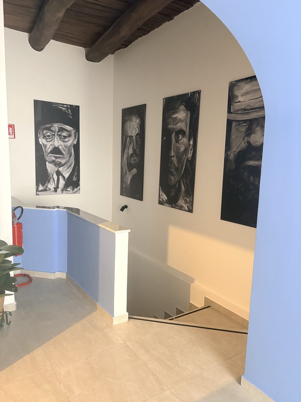 Corridoio con arco e scala interna
