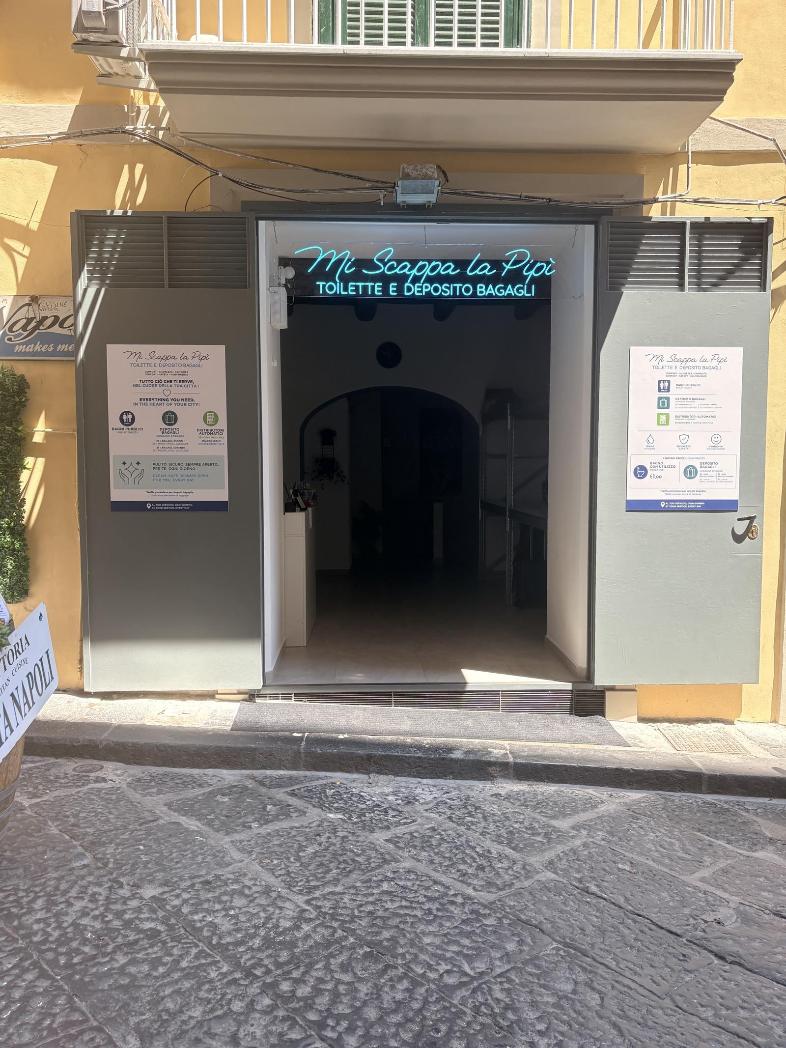 Ingresso del locale su Vico Mastellone con insegna al neon