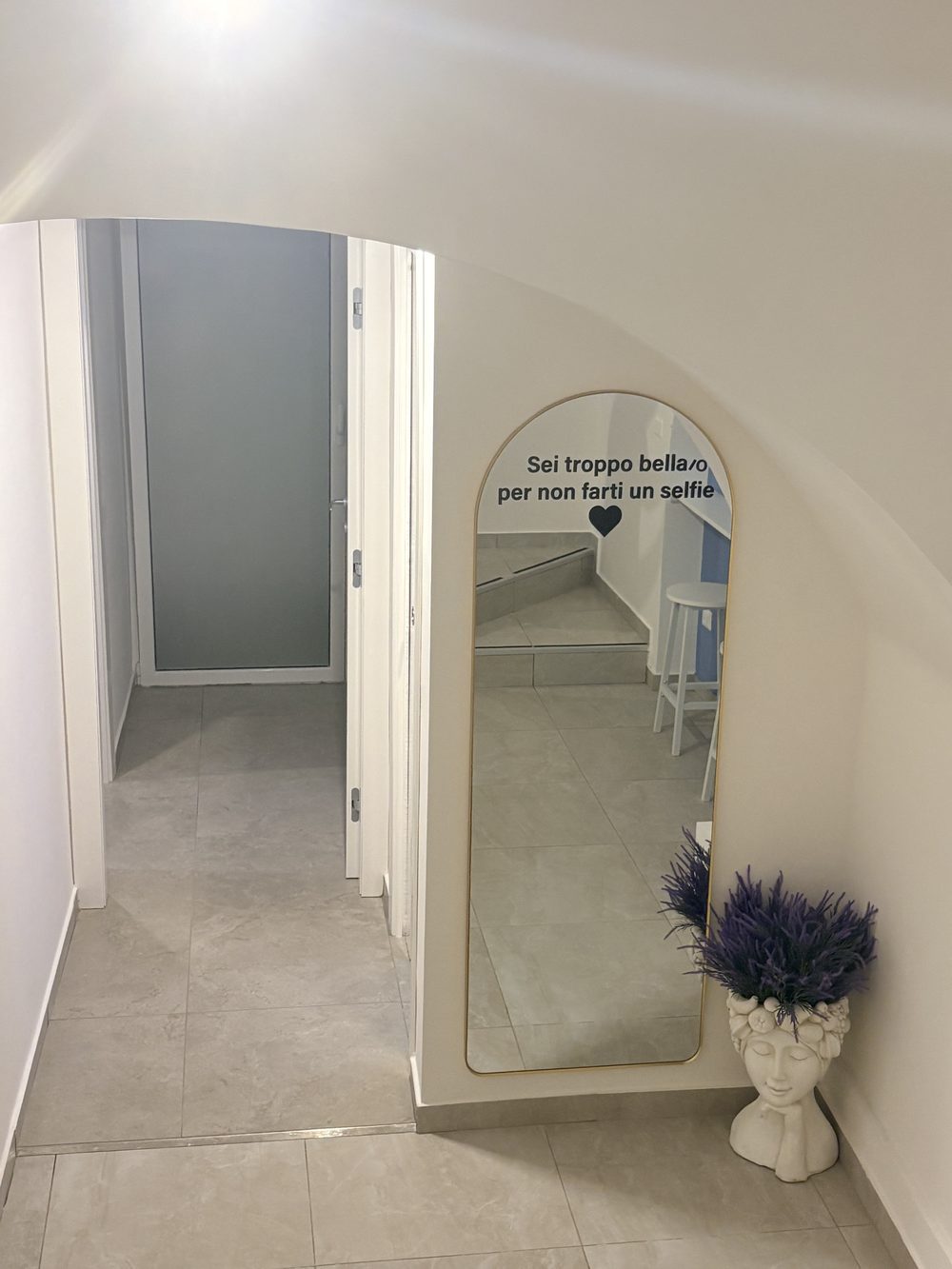 Specchio ad arco per il make-up con vaso decorativo